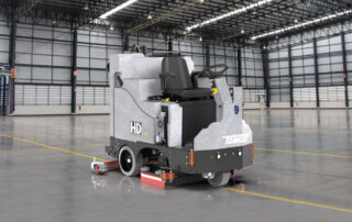 Aufsitz-Scheuersaugmaschine TOMCAT HD – Industriehalle reinigen Aufsitz-Scheuersaugmaschine TOMCAT HD - Industriehalle reinigen