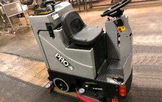 Industrie Aufsitz-Scheuersaugmaschine TOMCAT PRO Industrie Aufsitz-Scheuersaugmaschine TOMCAT PRO